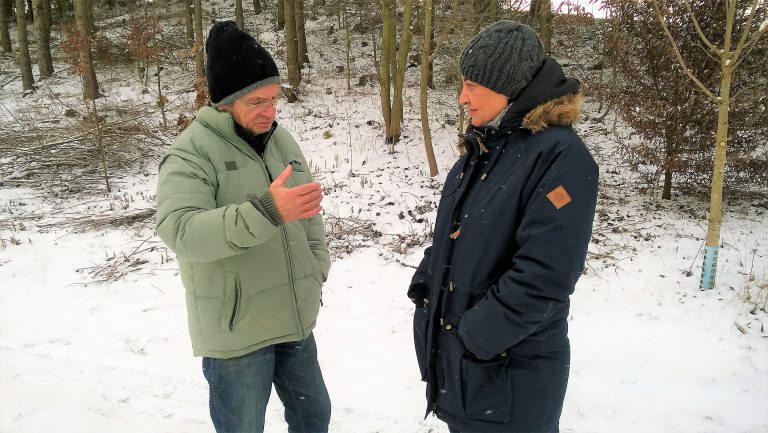 Bundestagsabgeordnete Ekin Deligöz und Kreisrat Harald Lenz besuchen die Baumsammlung und Mittelwaldaufforstung in Ebershausen