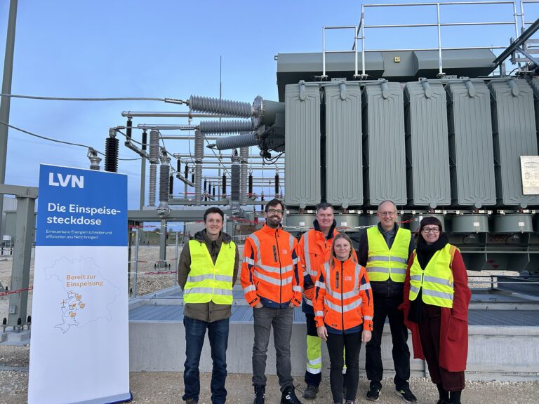 Innovation beim Netzausbau – Die Einspeisesteckdose: Besuch im Umspannwerk Balzhausen